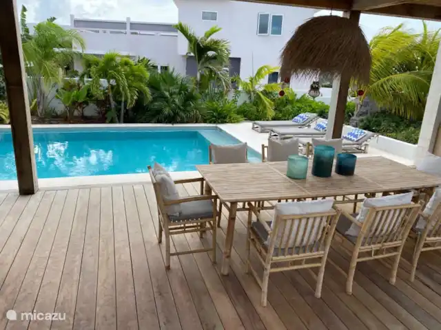 Villa Bambu Bliss, Jan Thiel huren in Curaçao, Banda Ariba (oost), Jan Thiel - villa Grote eettafel op het terras.