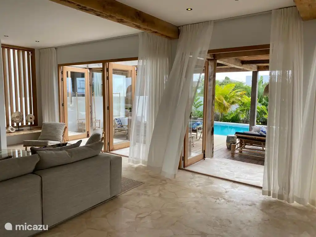 Portes-fenêtres donnant sur la terrasse