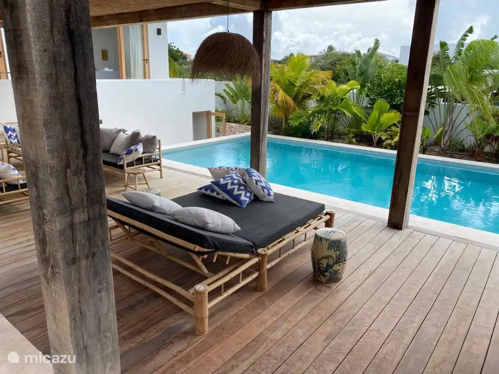 Chaises longues au bord de la piscine