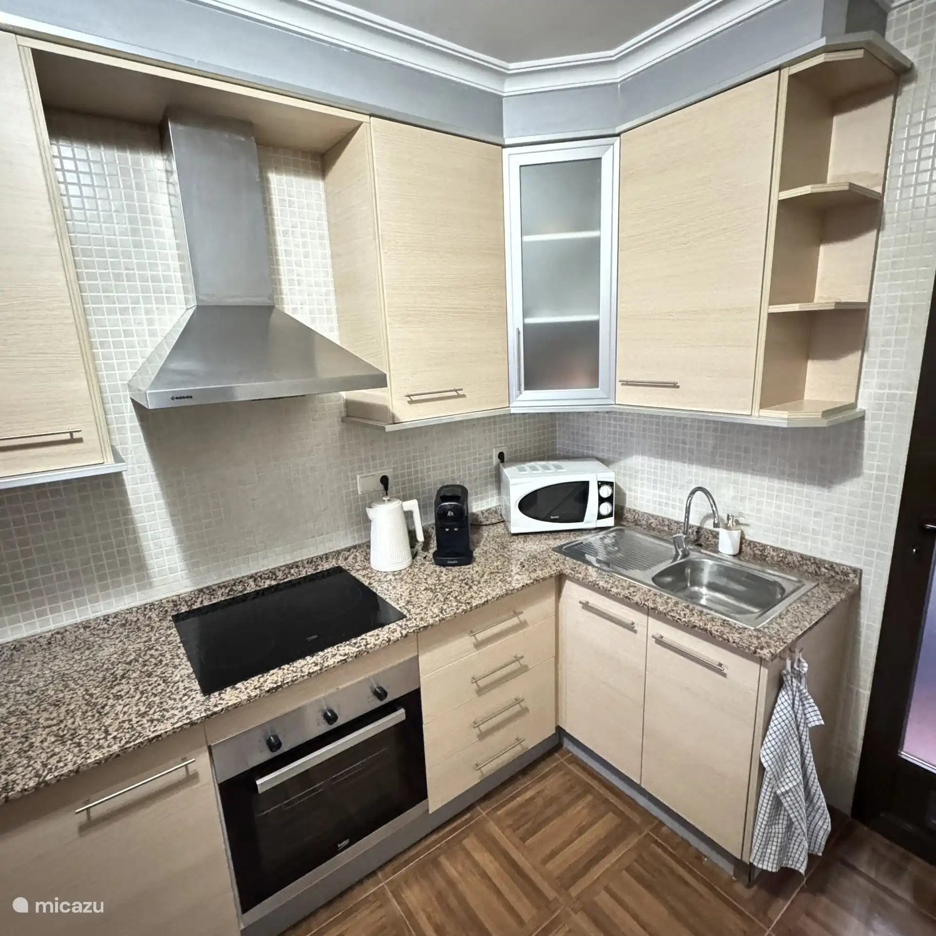 Una cocina totalmente equipada, que está totalmente equipada.