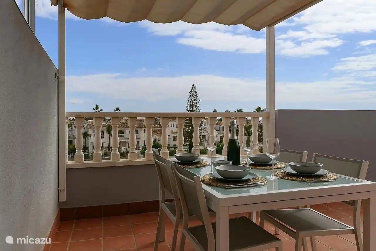 Relájese y disfrute en nuestra amplia terraza en la azotea.