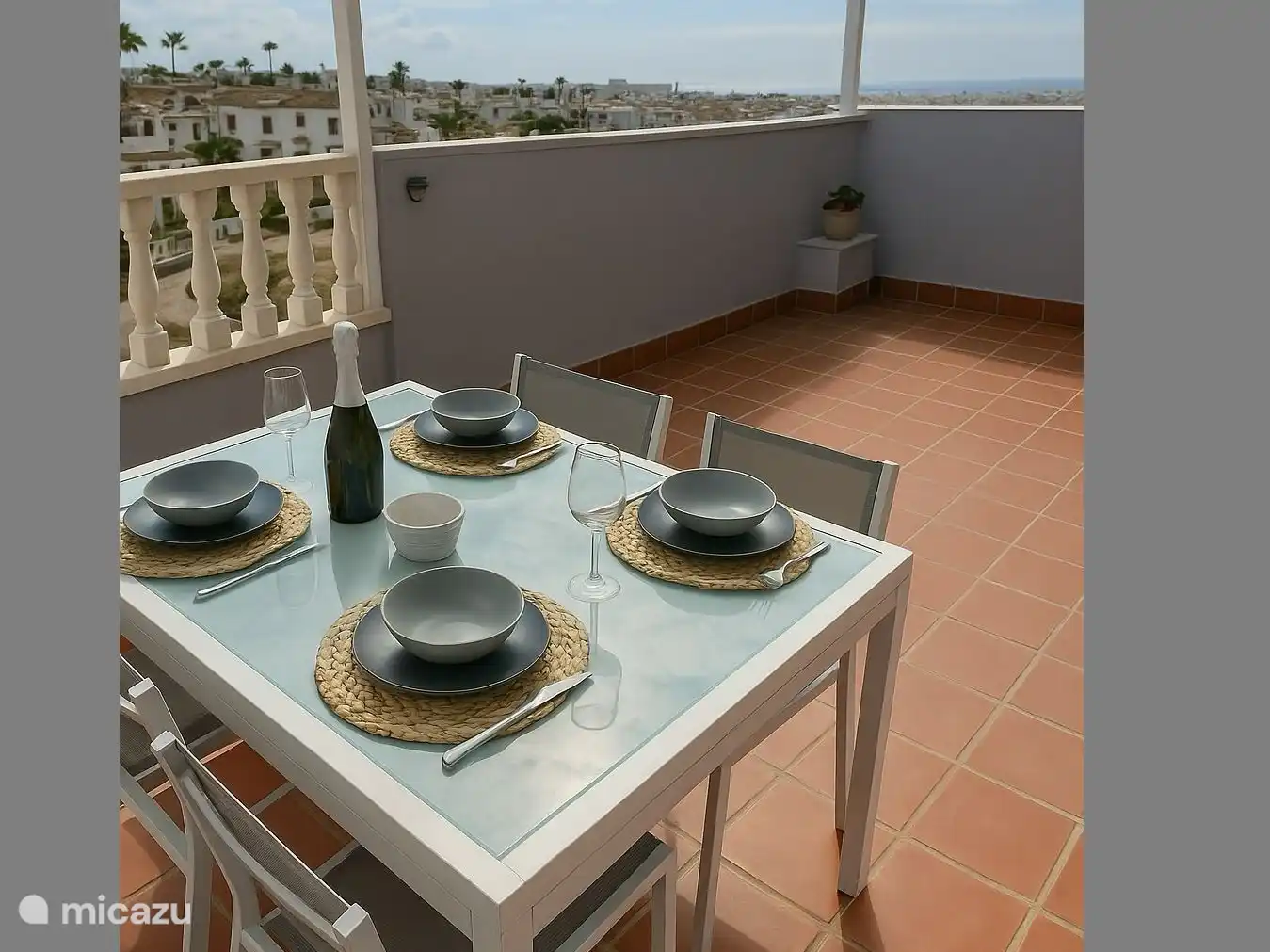 Disfrute de la hermosa vista al mar desde nuestra terraza privada en la azotea.