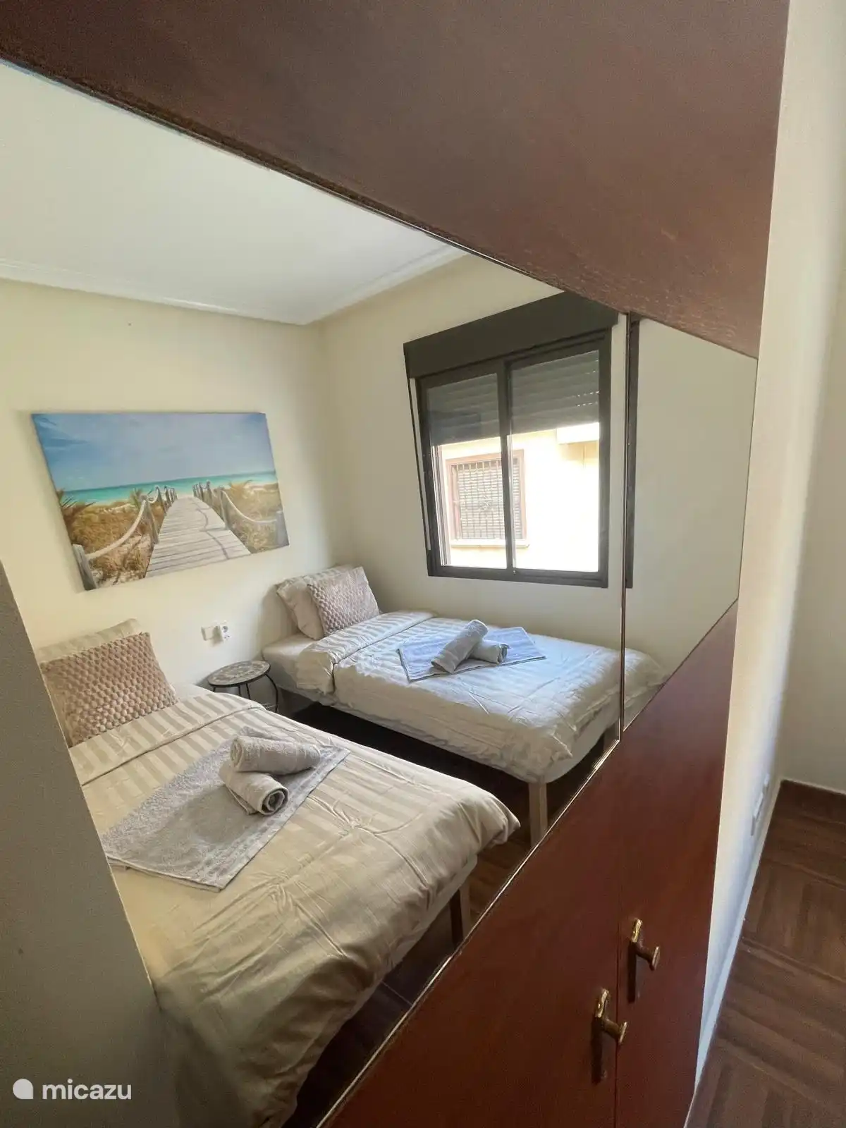 El segundo dormitorio con dos cómodas camas individuales. 