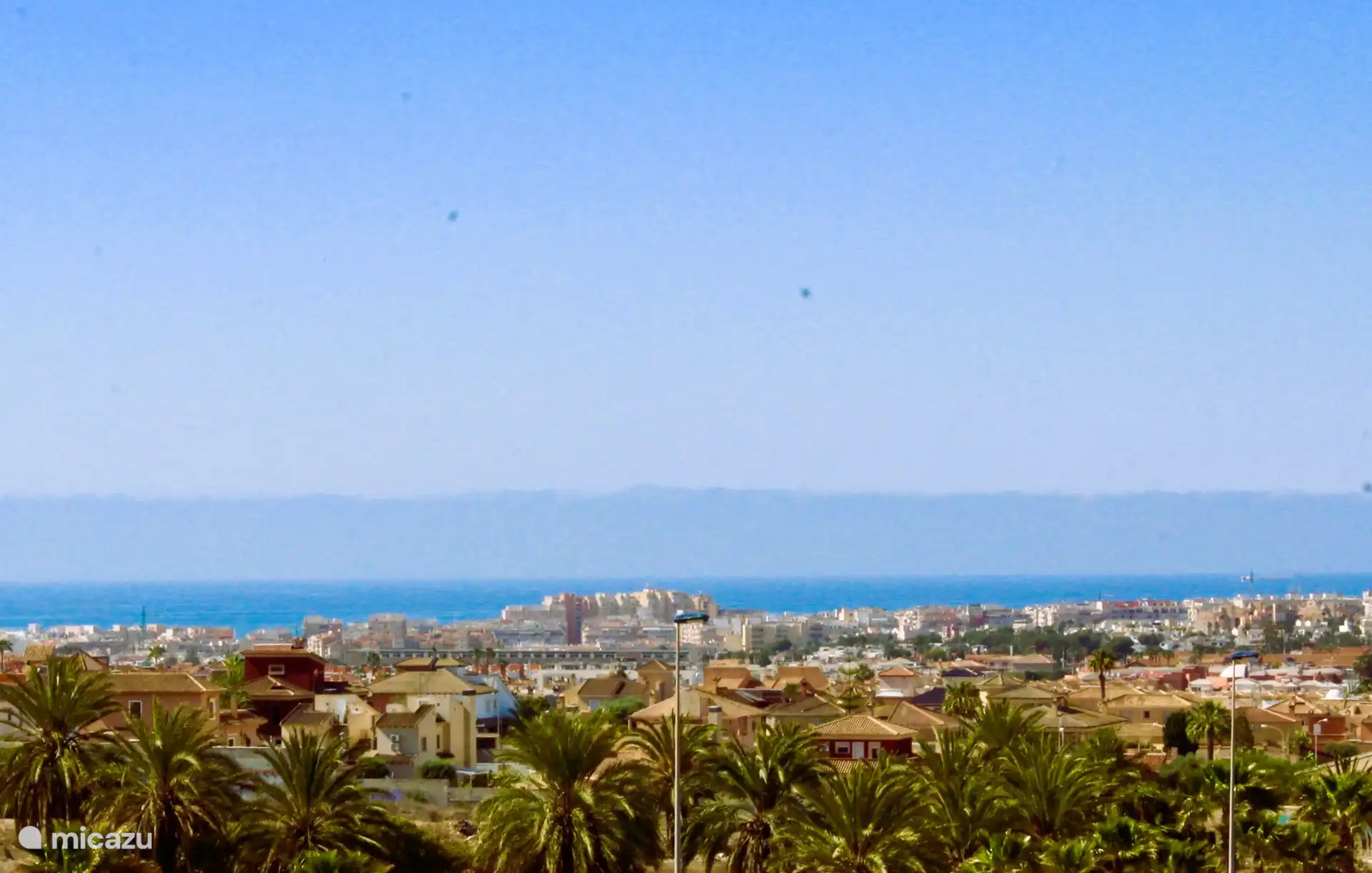 La hermosa vista al mar desde la terraza de la azotea.