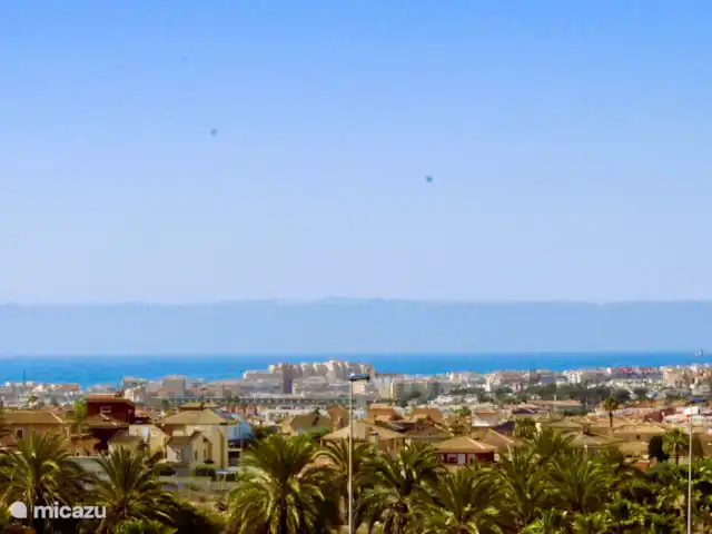 Location de Vacances Espagne, Costa Blanca, Torrevieja, penthouse - Casa La Familia La belle vue sur la mer depuis la terrasse sur le toit.
