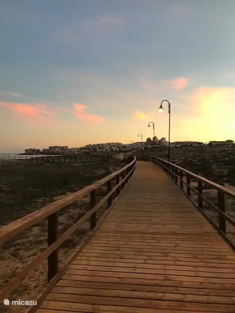 El puente de la playa que une Torrevieja y La Mata.