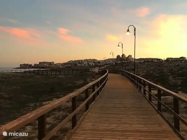 Location de Vacances Espagne, Costa Blanca, Torrevieja, penthouse - Casa La Familia Le pont de la plage qui relie Torrevieja et La Mata.