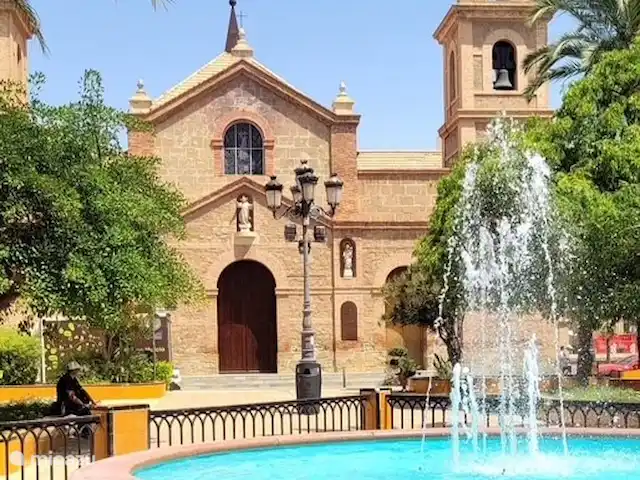 Location de Vacances Espagne, Costa Blanca, Torrevieja, penthouse - Casa La Familia L’impressionnante église de l’Immaculée Conception à Torrevieja.