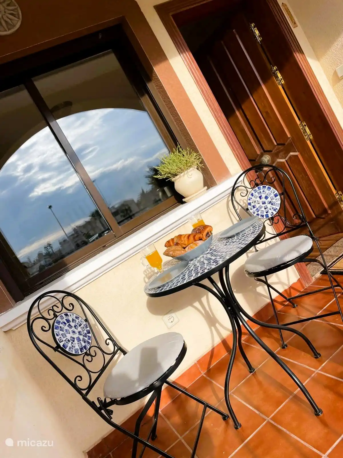 Empieza el día tranquilamente en nuestra terraza y deja que el sol de la mañana te caliente.