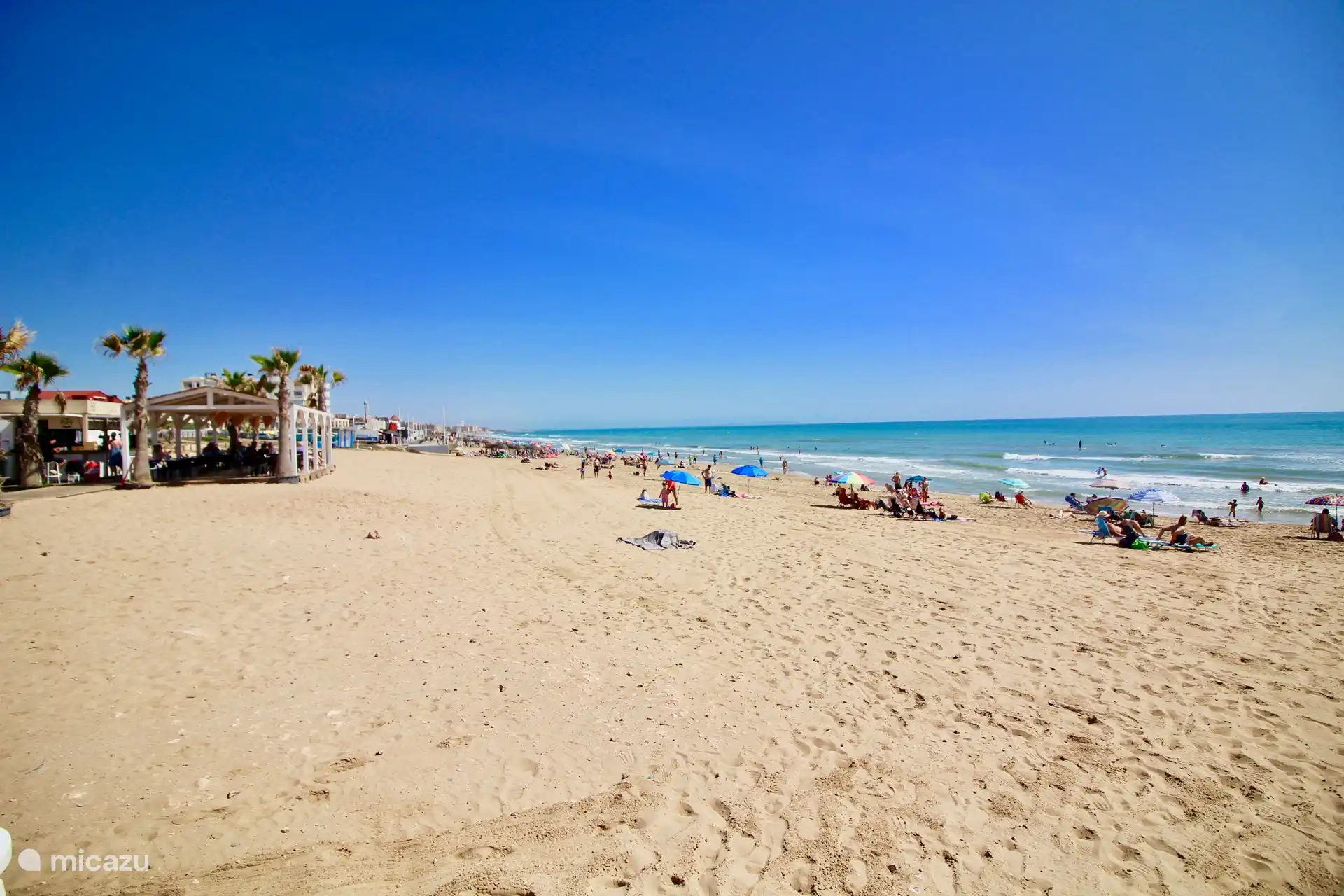 La encantadora y extensa playa de La Mata.