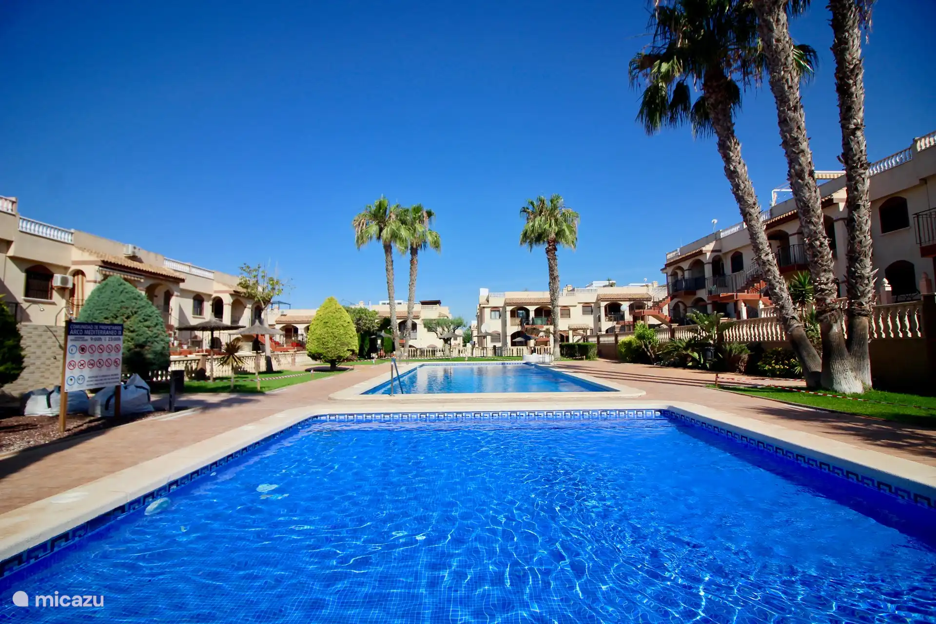 ¡Date un chapuzón tonificante en la primera piscina, justo detrás del apartamento!