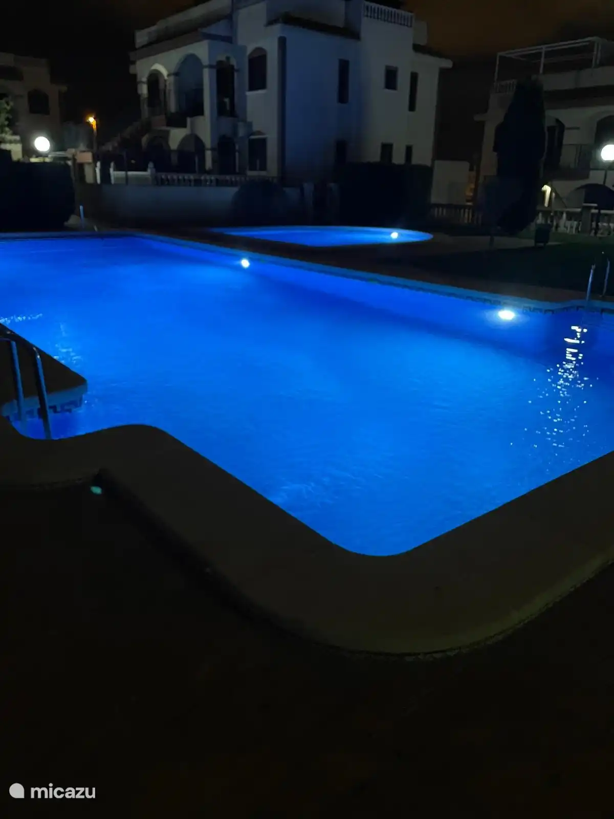 Descubra el ambiente tranquilo de nuestra segunda piscina por la noche.