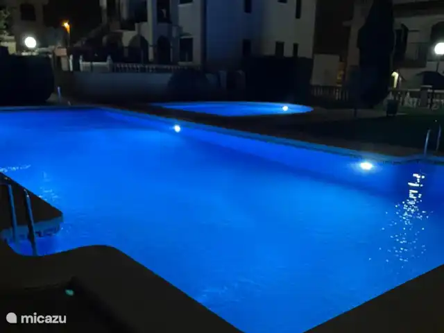Location de Vacances Espagne, Costa Blanca, Torrevieja, penthouse - Casa La Familia Découvrez l’atmosphère calme de notre deuxième piscine le soir.