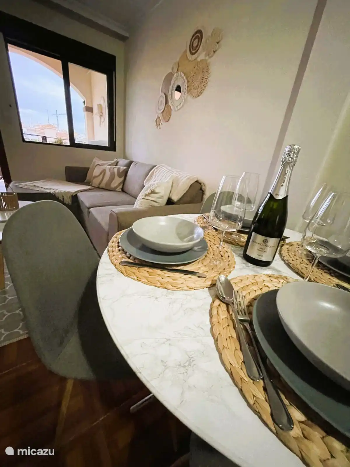 Disfrute de una cena acogedora en la mesa de comedor del apartamento.