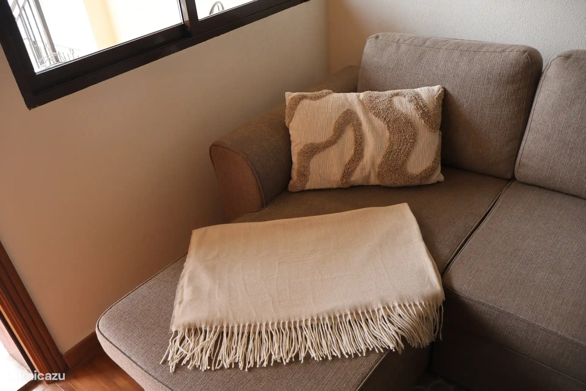 El sofá cama ofrece un cómodo lugar adicional para dormir en el apartamento.