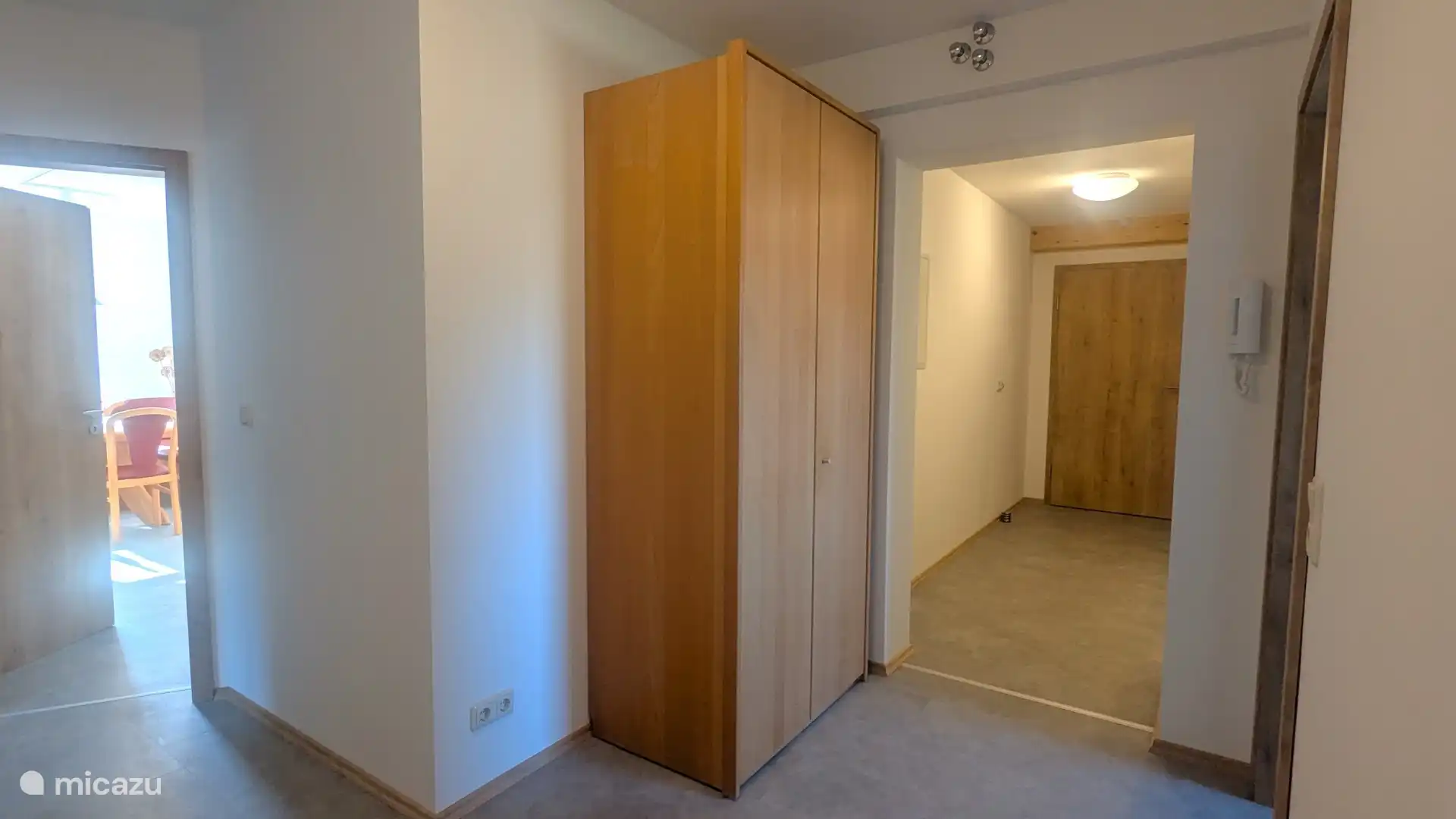 Binnengang en kledingkast