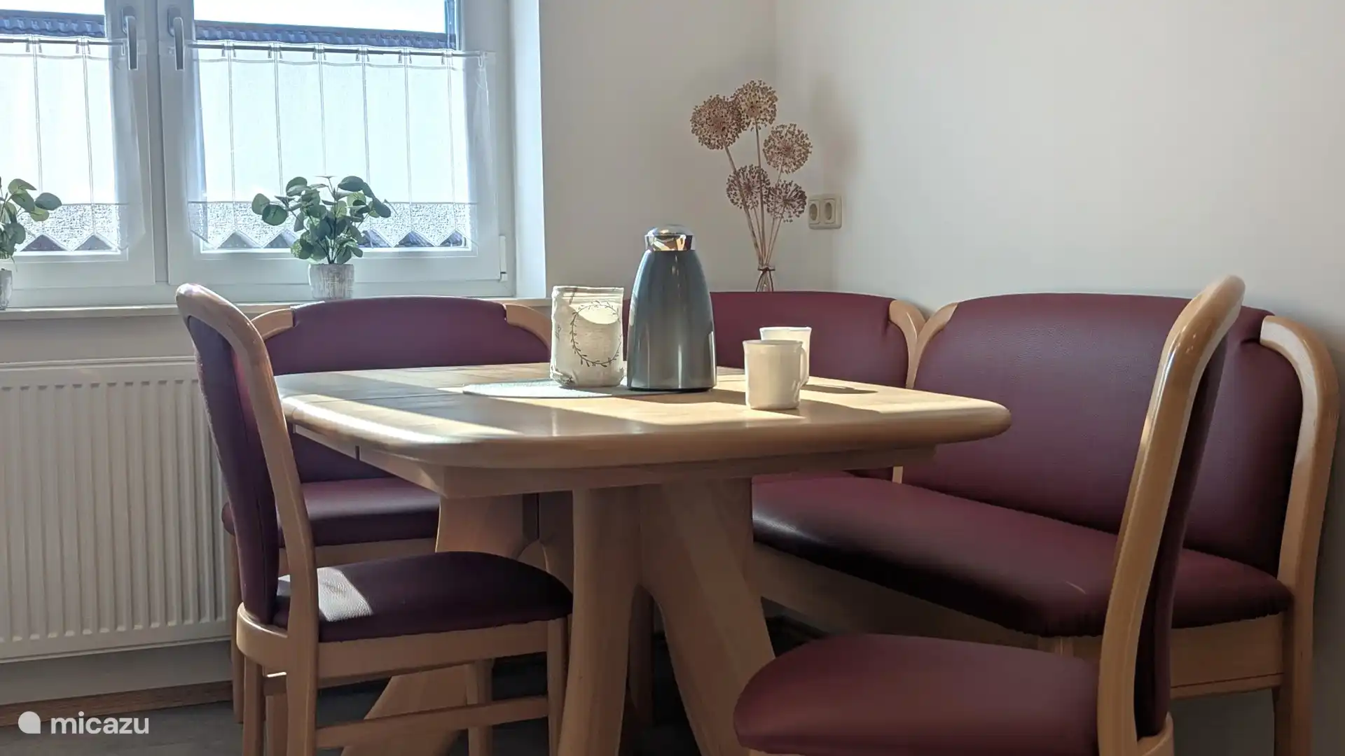 Koffiepauze aan de keukentafel