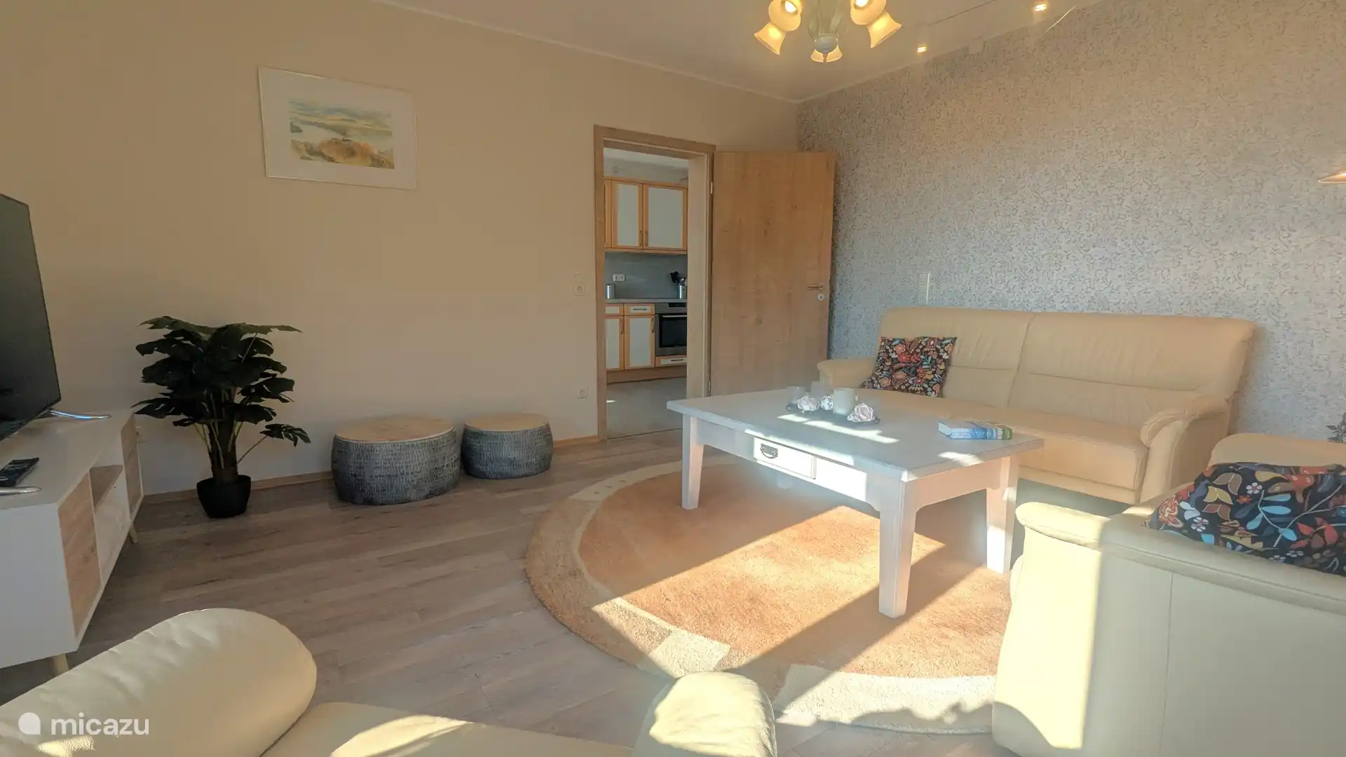 Woonkamer en op de achtergrond de keuken