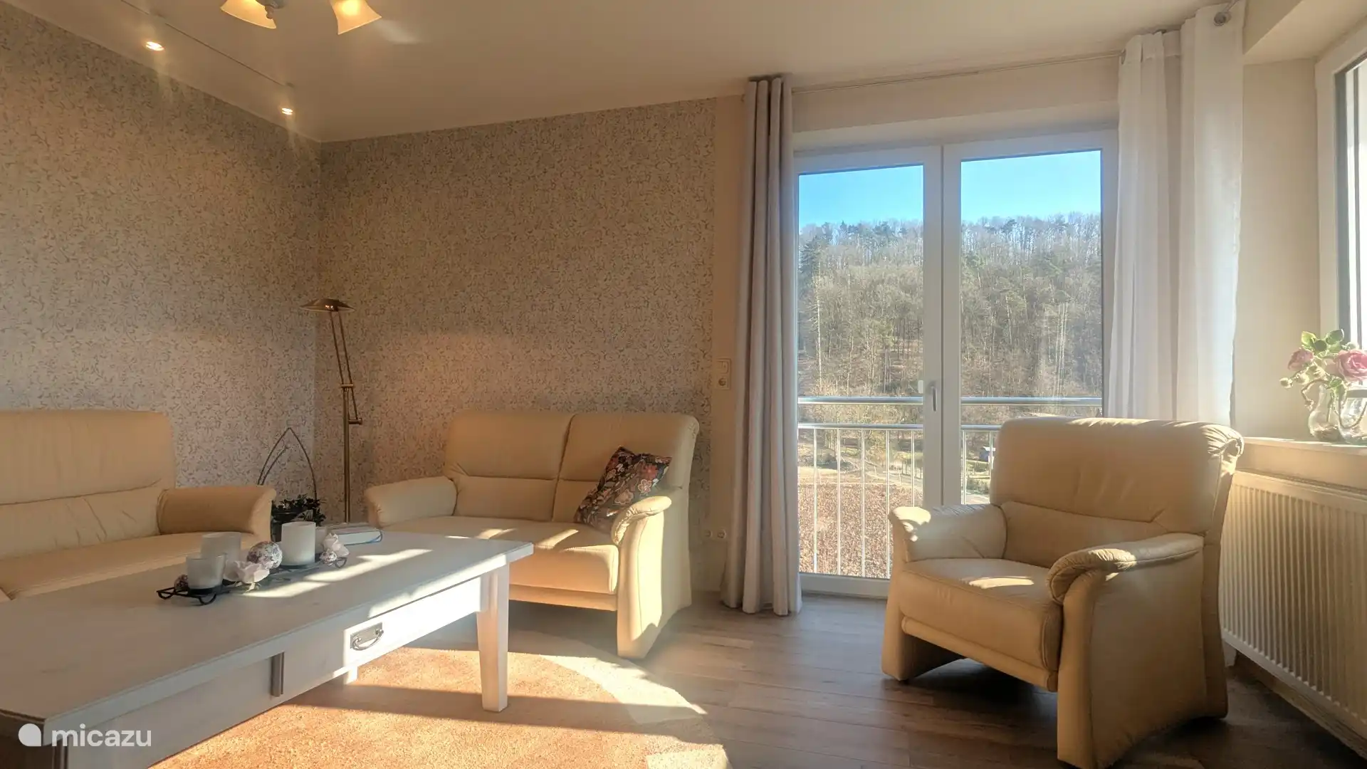 Woonkamer met uitzicht op het bos en de weide