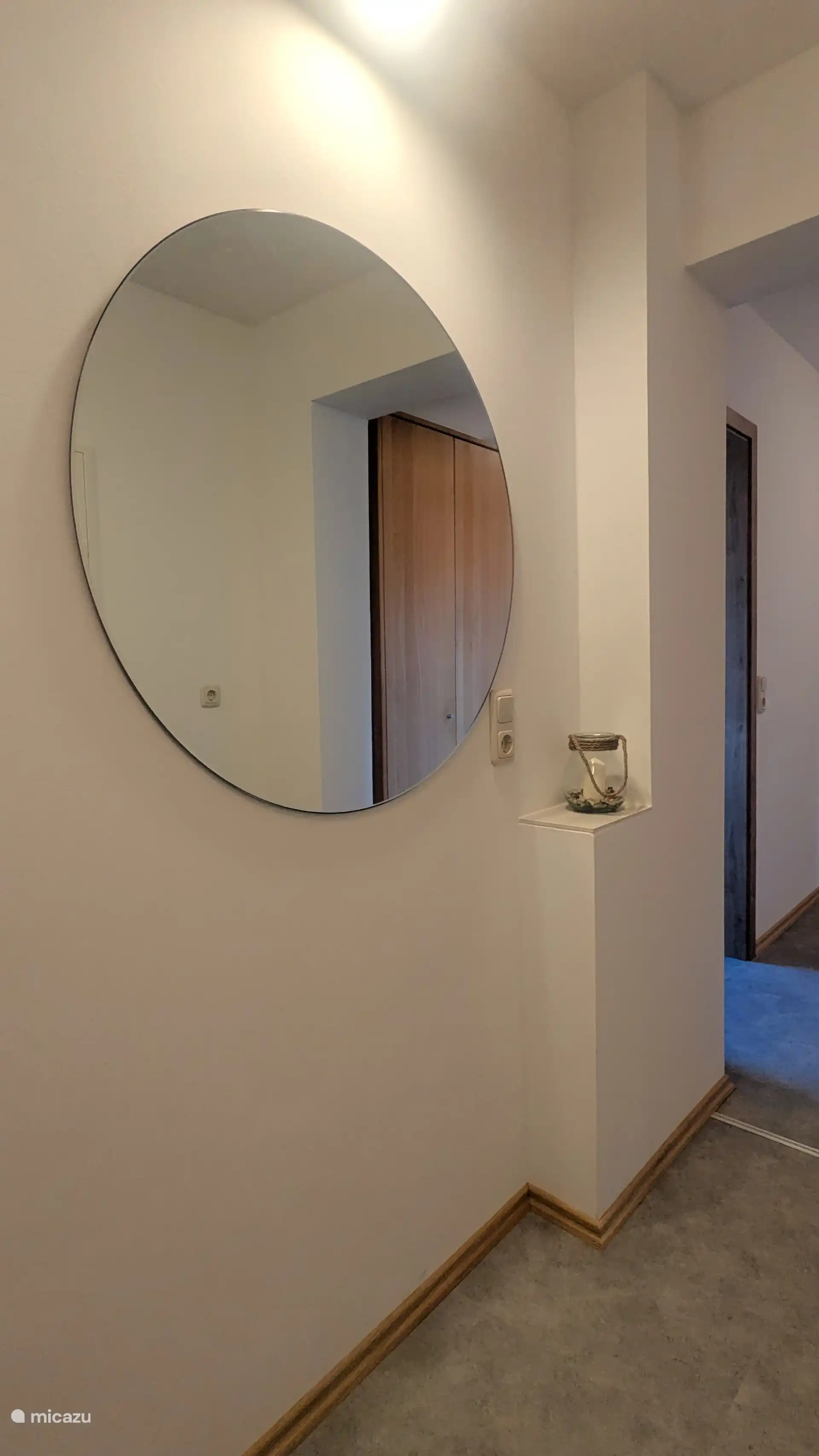 Appartementgang met grote spiegel