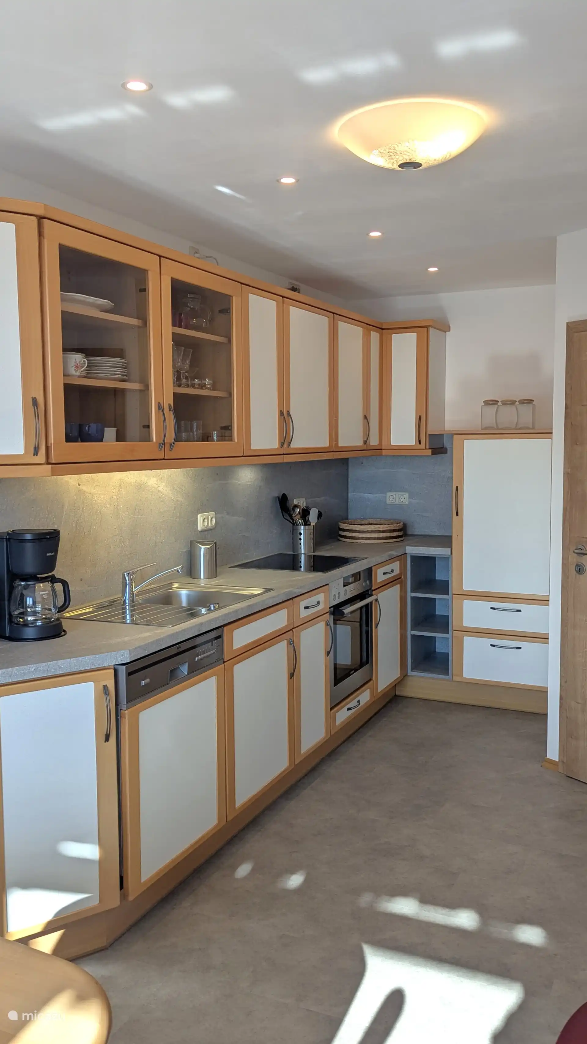 Grote kitchenette voor alles wat je nodig hebt in de keuken