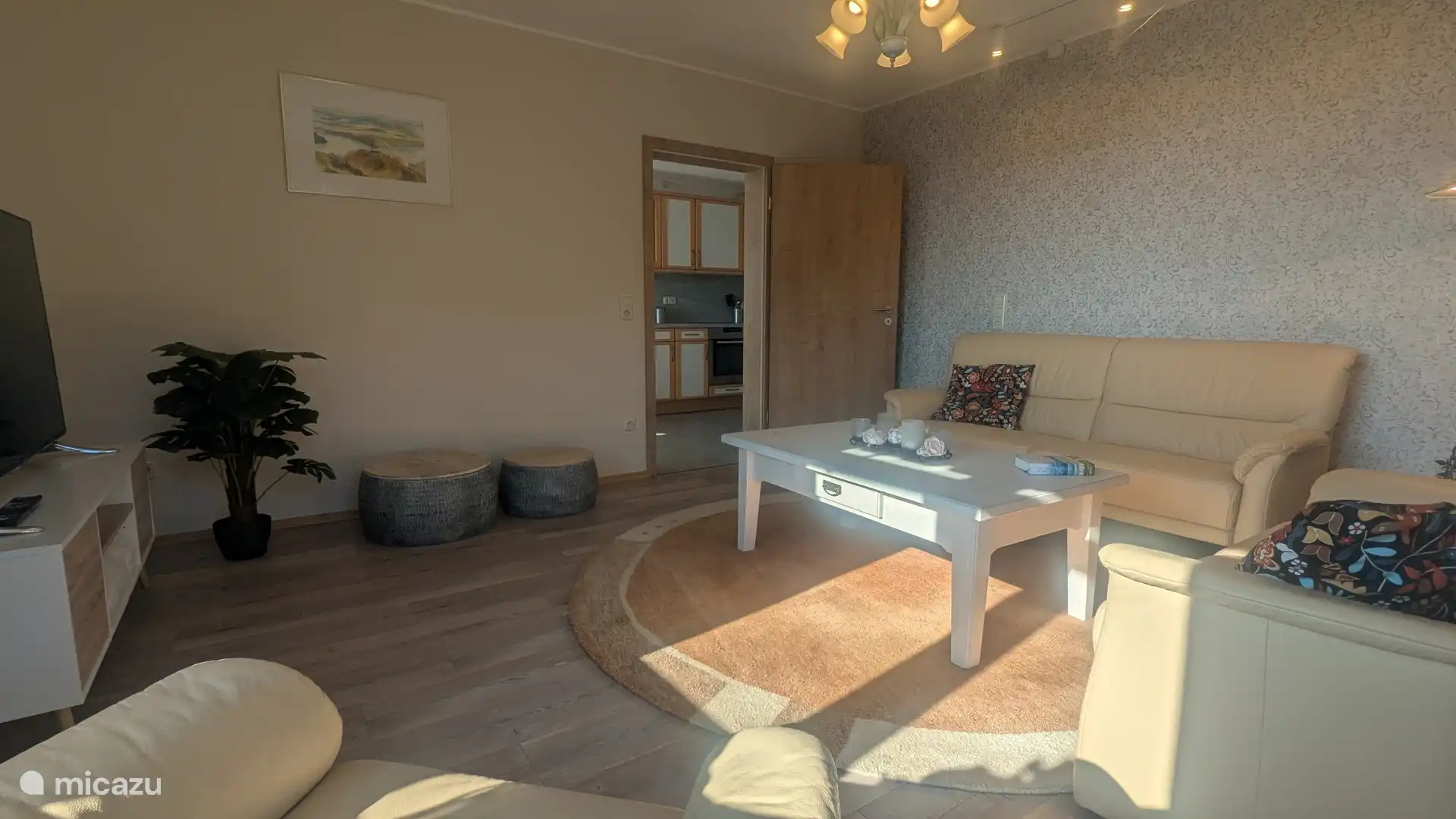 Wohnzimmer und im Hintergrund die Küche