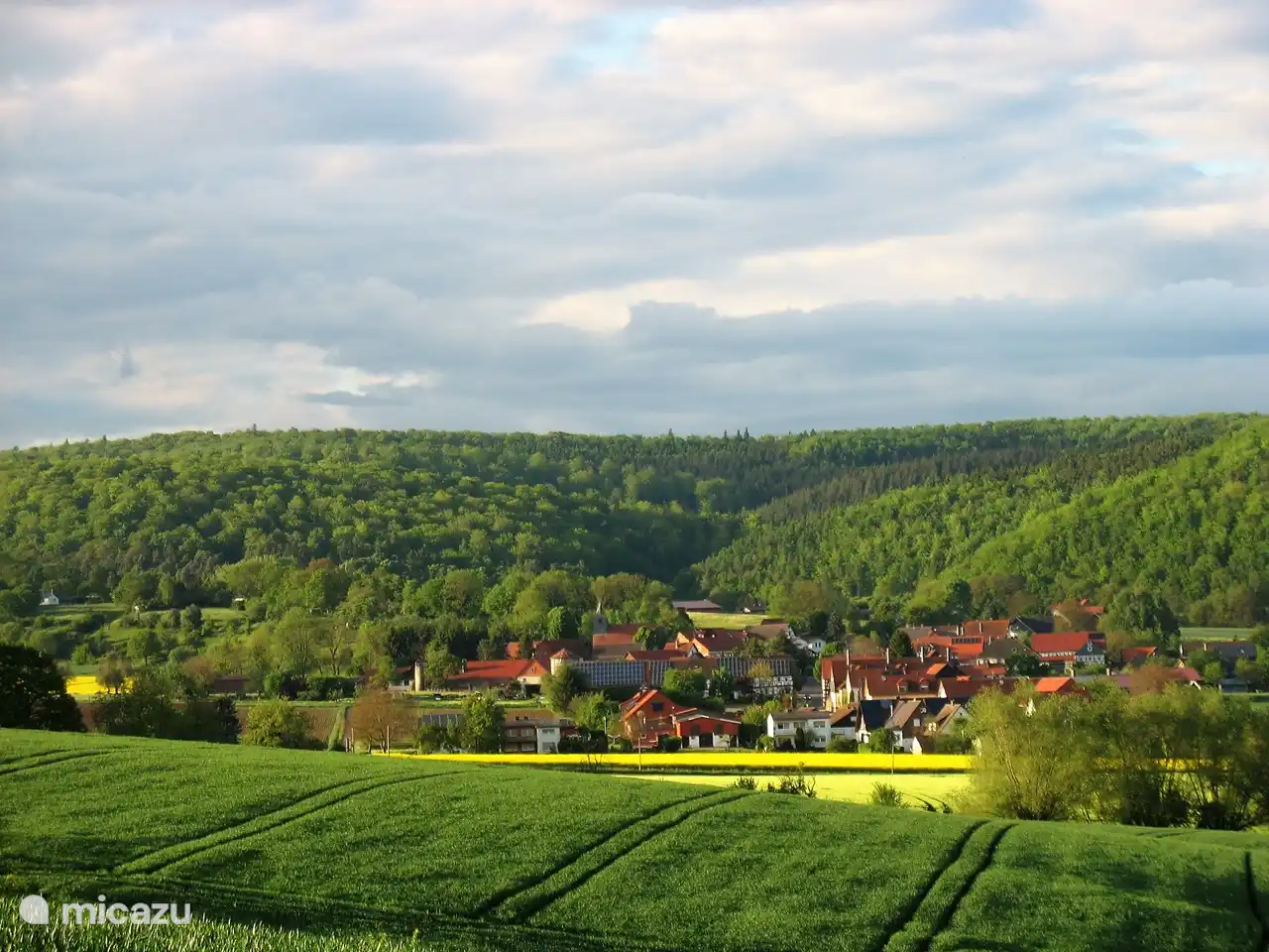 Böhne, eingebettet in Hügel und Wälder.