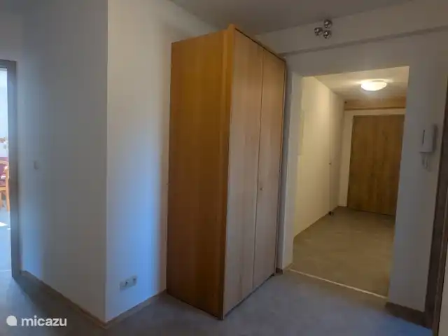 Maison Landlust - Appartement à l’étage | Allemagne, Sauerland, Waldeck am Edersee - maison de vacances Couloir à l’intérieur - vue sur la porte de l’appartement et la cuisine