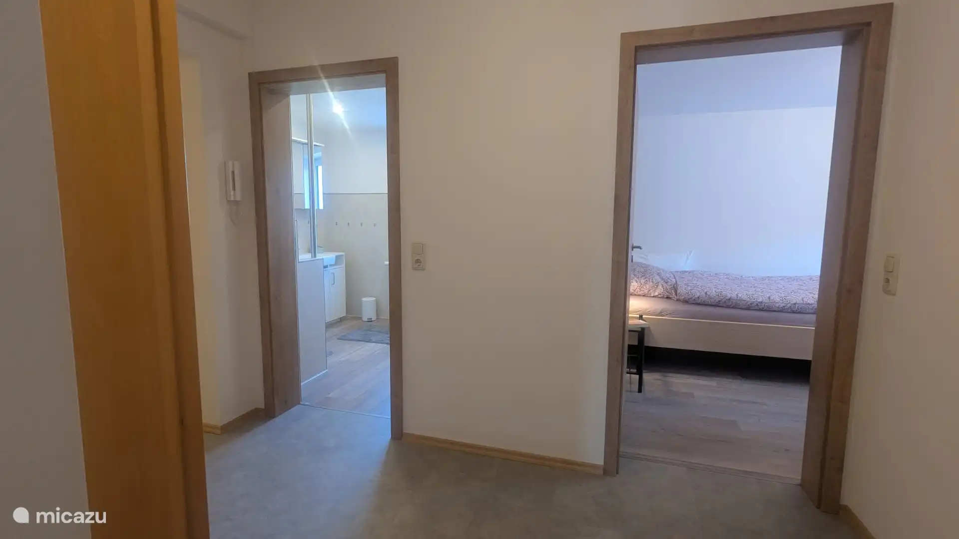 Flur innen mit Blick in Schlafzimmer 2 und Bad