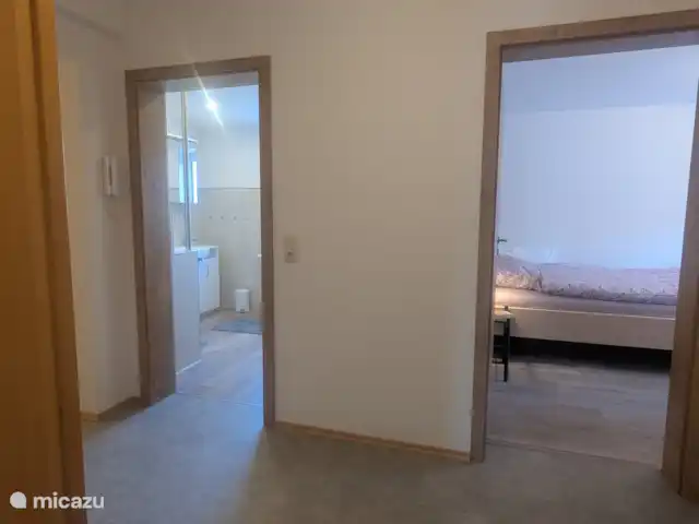 Maison Landlust - Appartement à l’étage | Allemagne, Sauerland, Waldeck am Edersee - maison de vacances Couloir à l’intérieur avec vue sur la chambre 2 et la salle de bains