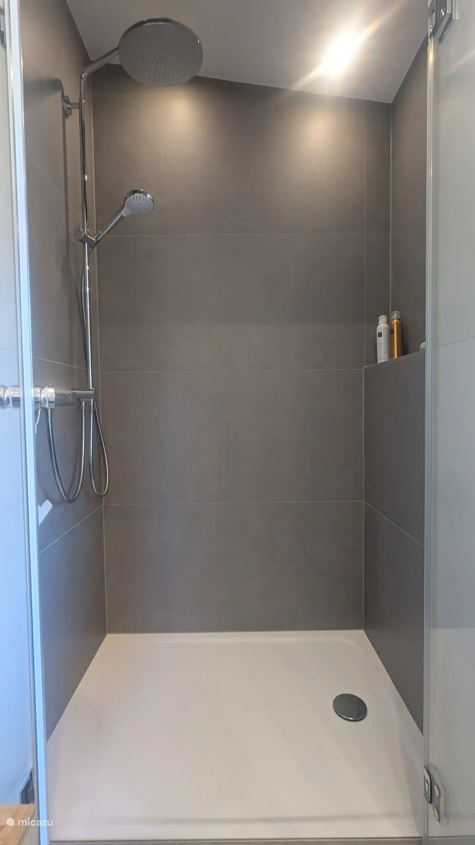 große Dusche 1,2m x 0,9m