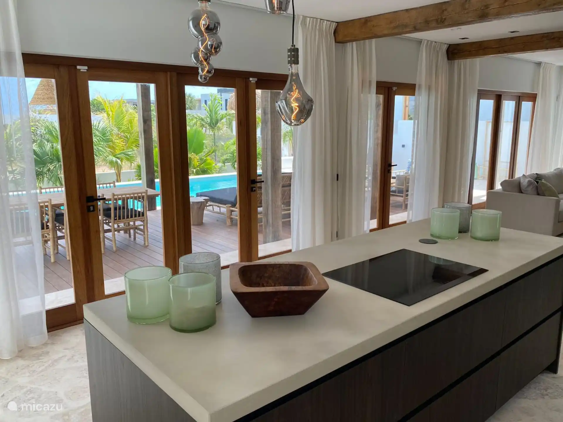 Luxe open keuken met uitzicht op het terras en zwembad