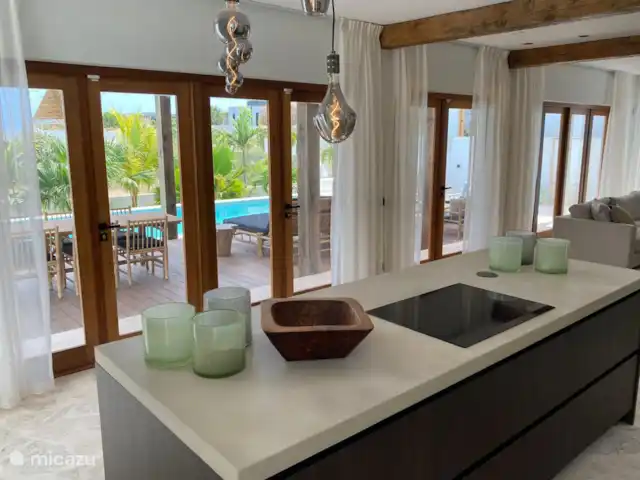 Villa Tranquila, Jan Thiel | Curaçao, Banda Ariba (est), Jan Thiel - villa Luxueuse cuisine ouverte donnant sur la terrasse et la piscine