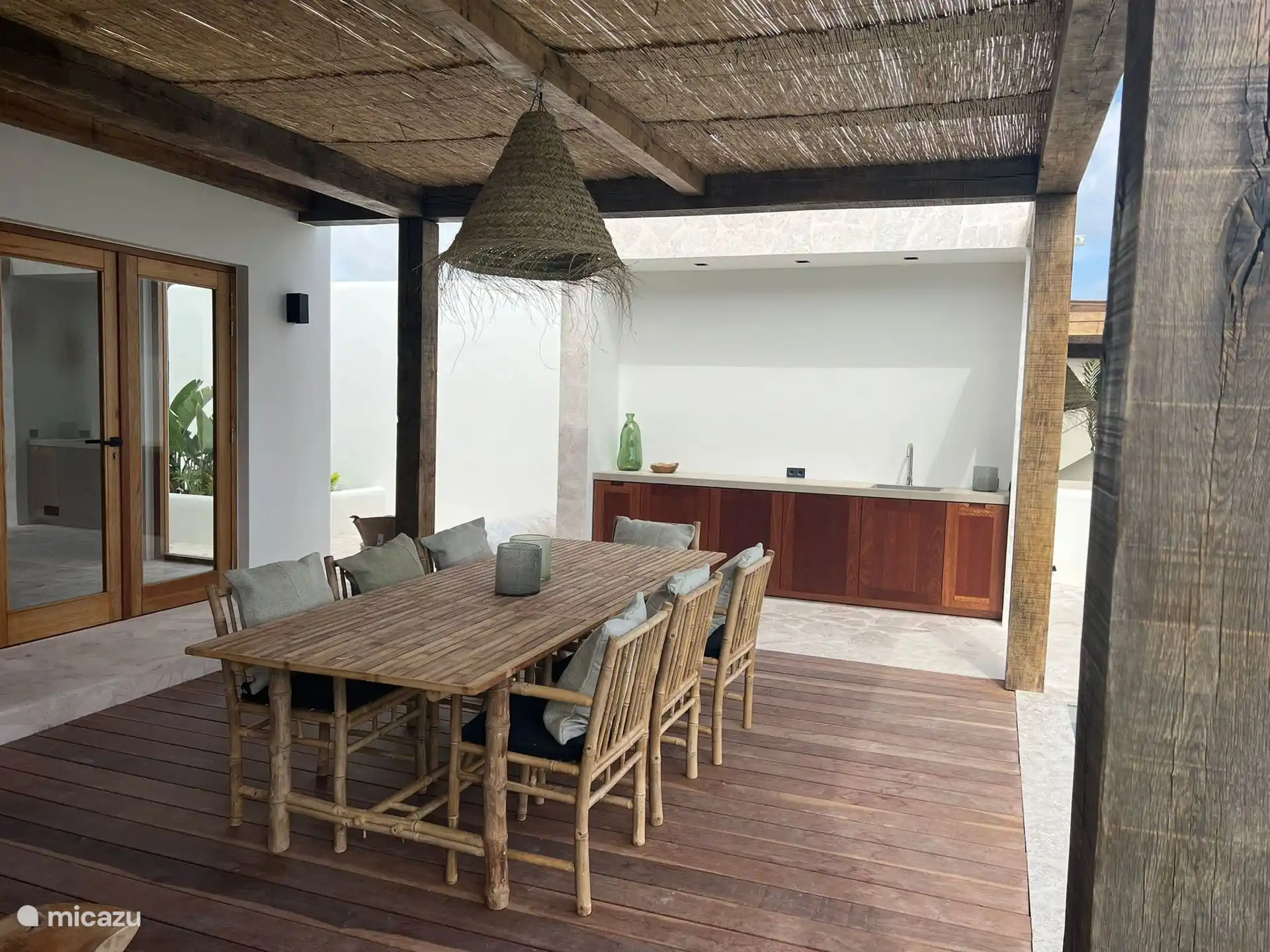 Eettafel en buitenkeuken