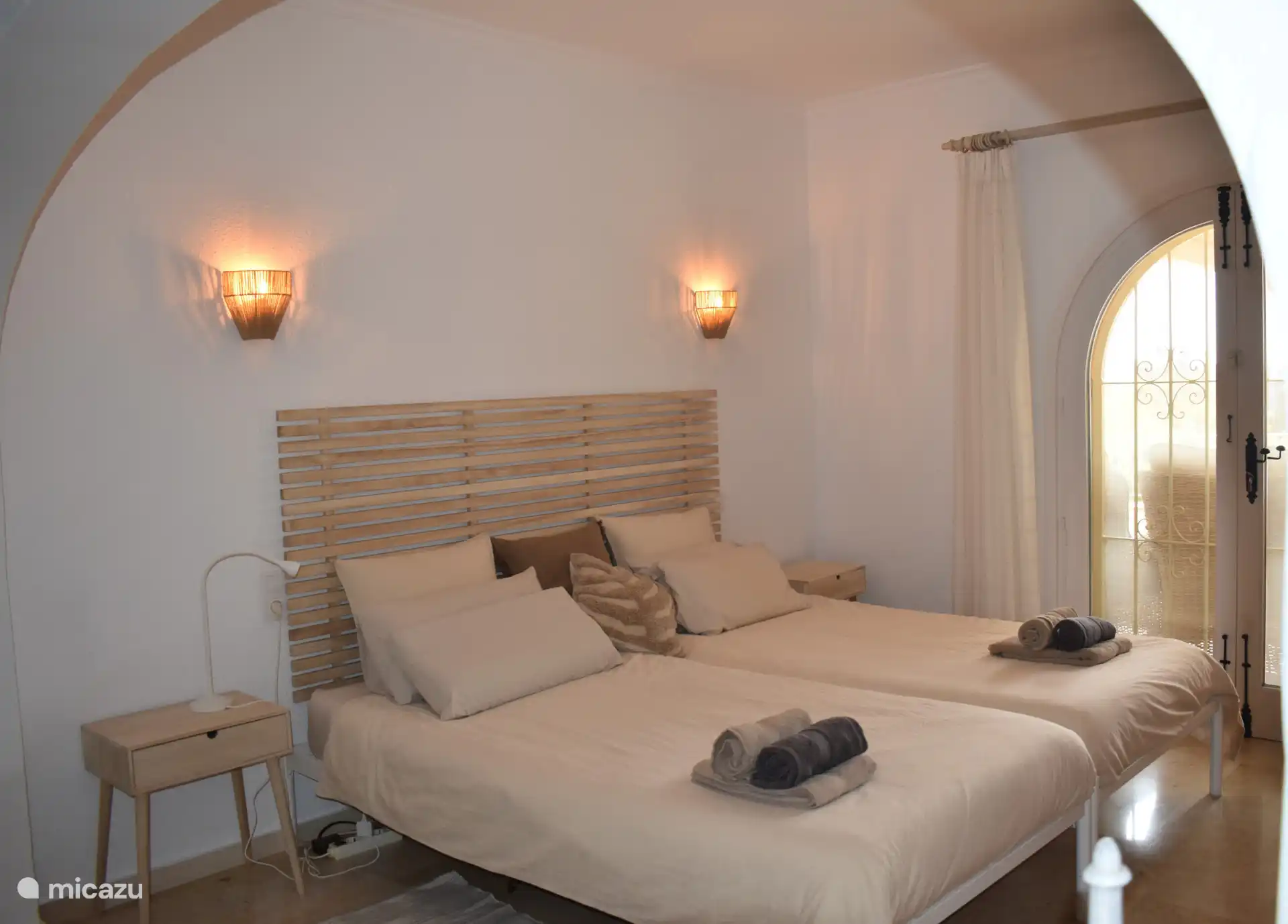 Das erste Schlafzimmer bietet ein Doppelbett und ein eigenes Bad mit Dusche und WC. 