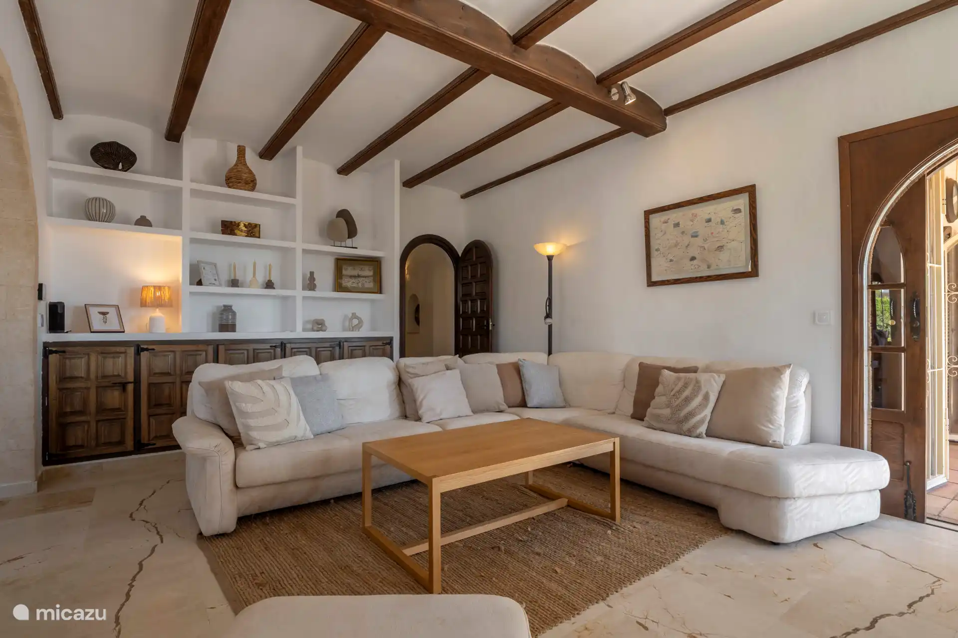 Ein geräumiges und attraktives Wohnzimmer.