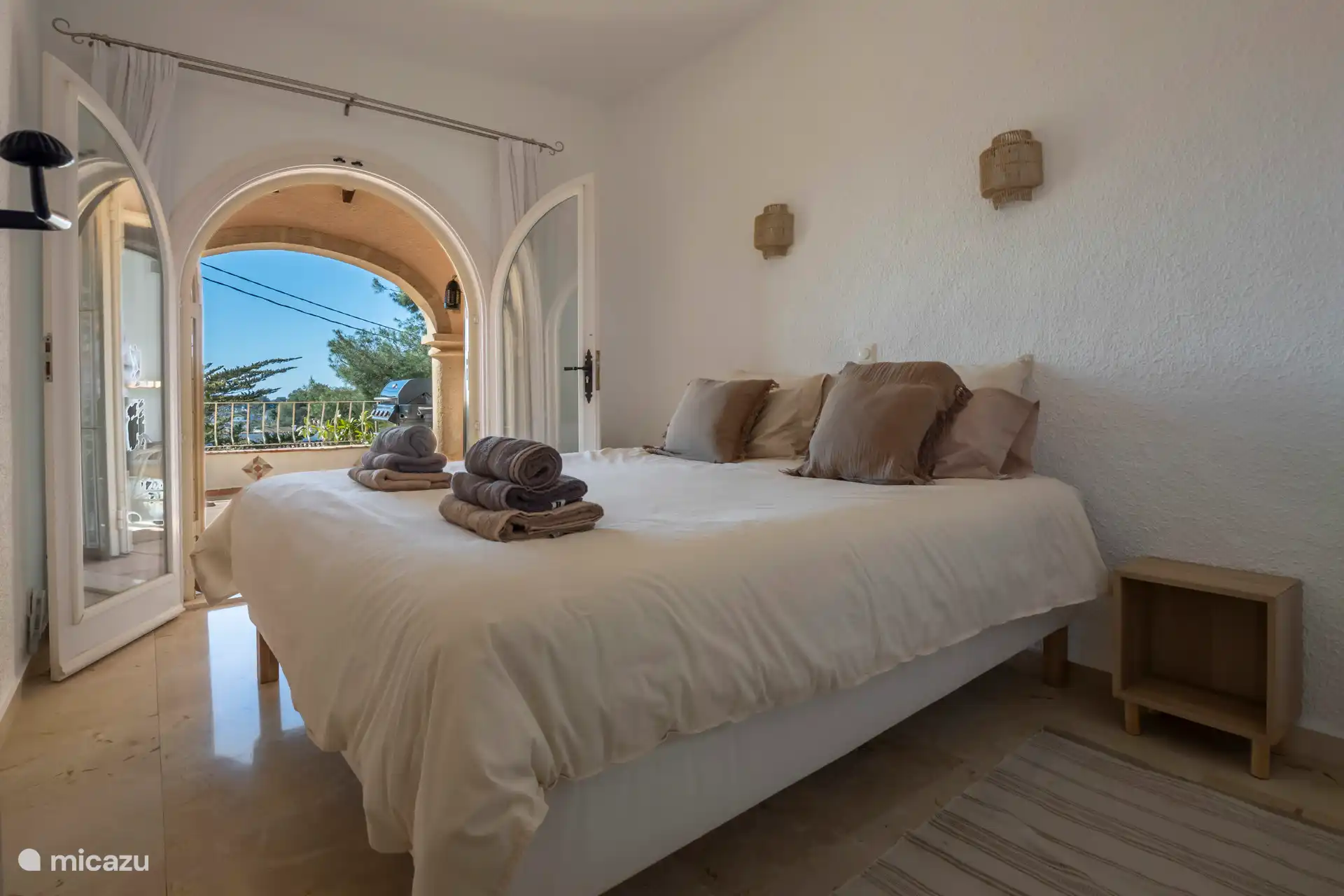 Schlafzimmer 2, ebenfalls mit Terrassentüren, die zum überdachten Naya führen.