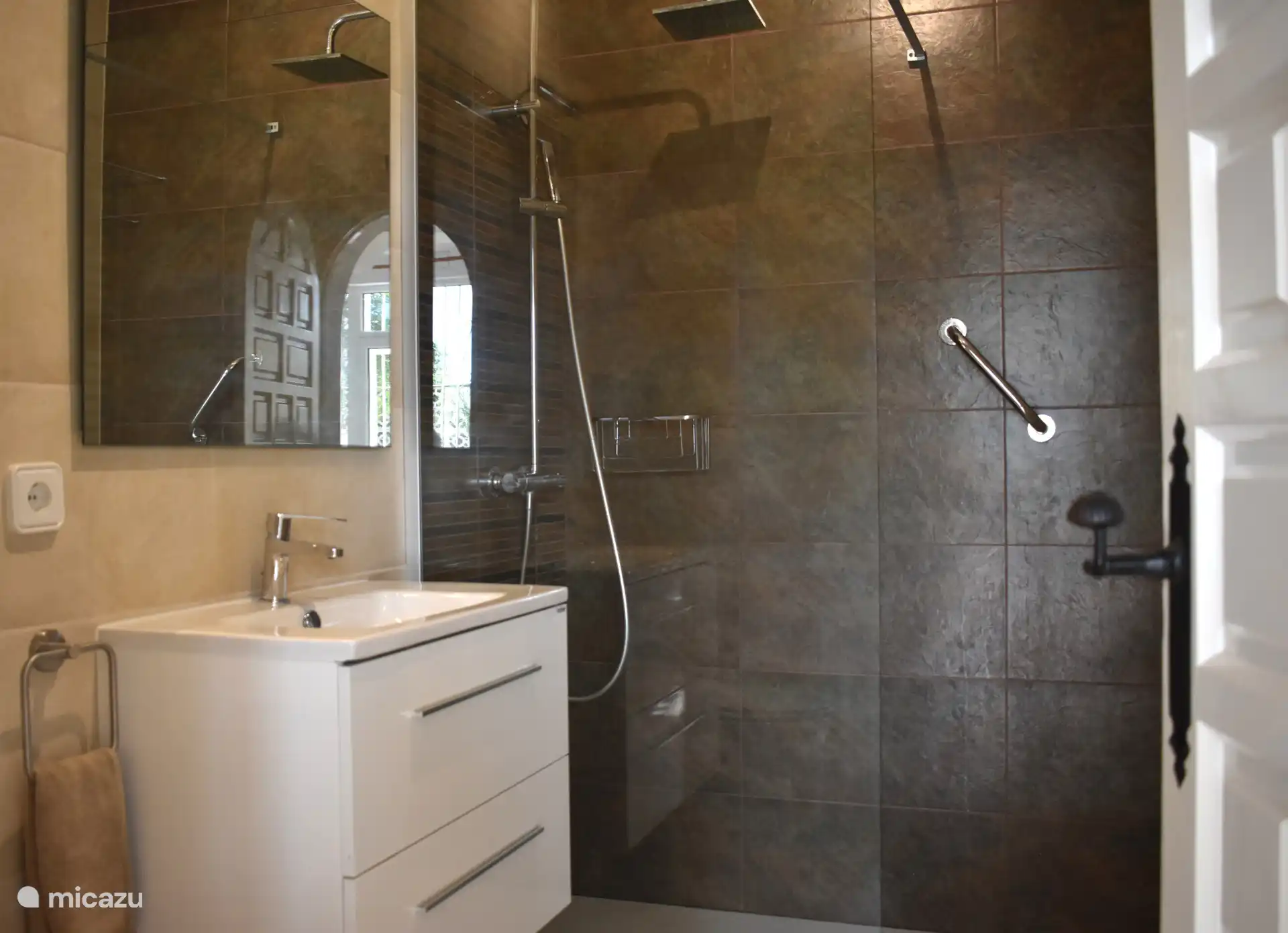 Jedes Badezimmer in der Villa Sin Prisa wurde sorgfältig mit Blick auf Komfort und Funktionalität gestaltet.