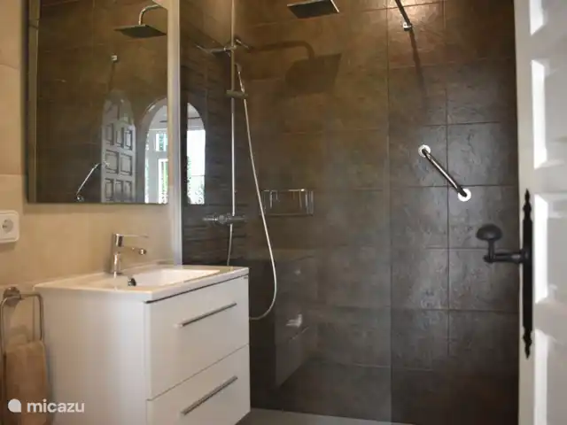 Villa Sin Prisa | Espagne, Costa Blanca, Benissa - villa Chaque salle de bains de la Villa Sin Prisa a été soigneusement conçue dans un souci de confort et de fonctionnalité.