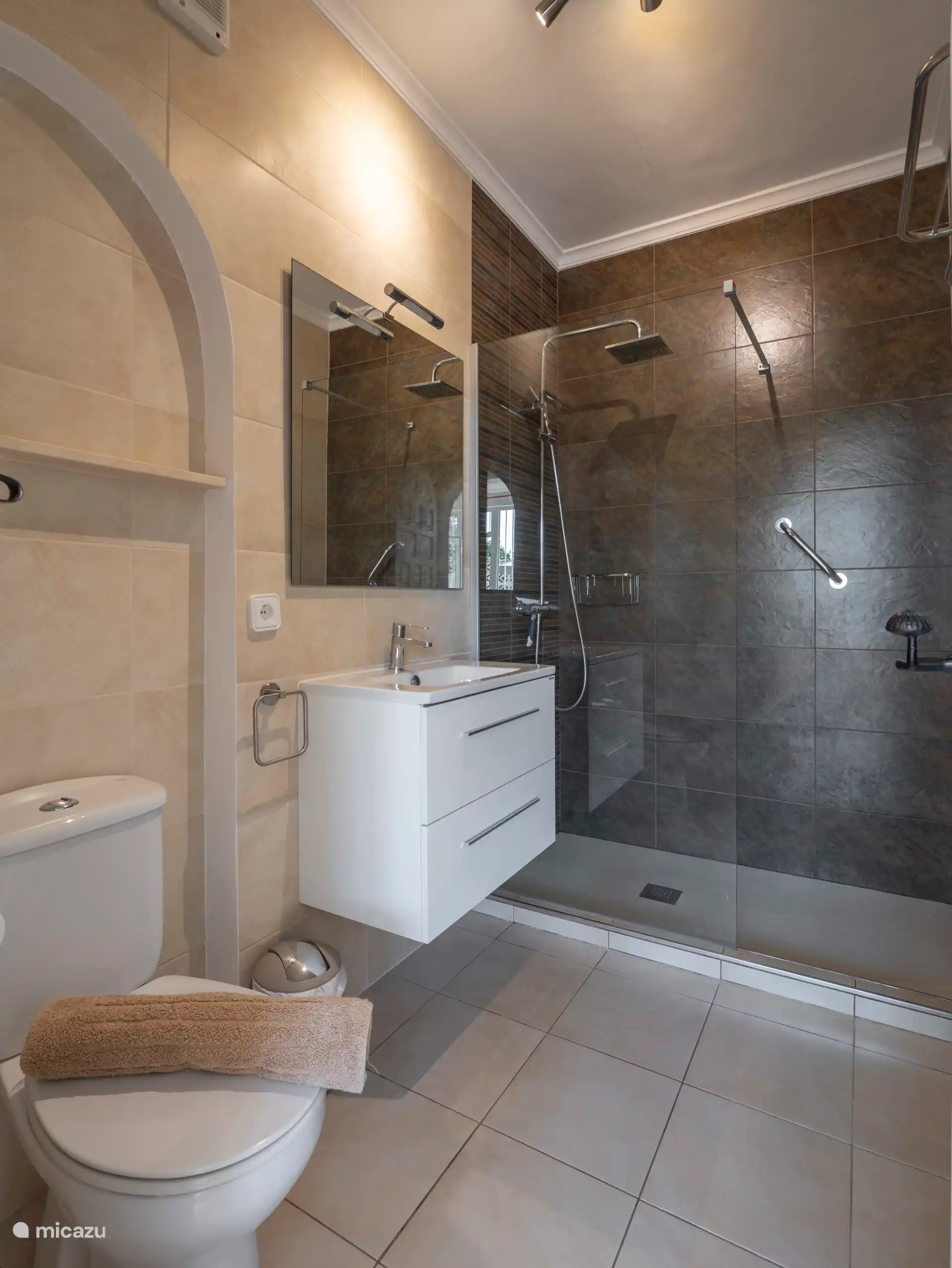 Ein komfortables Badezimmer.