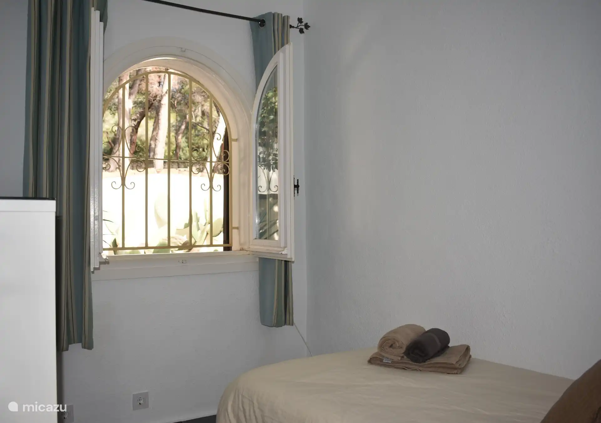 Das dritte Schlafzimmer verfügt über ein Einzelbett und ist ideal für Kinder und Erwachsene. 