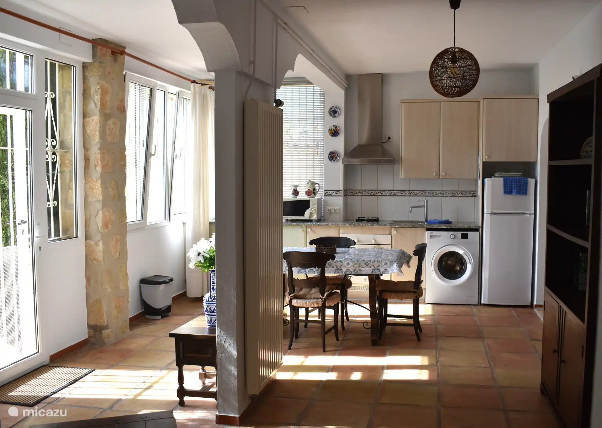 Eine schöne Küche komplett ausgestattet. 