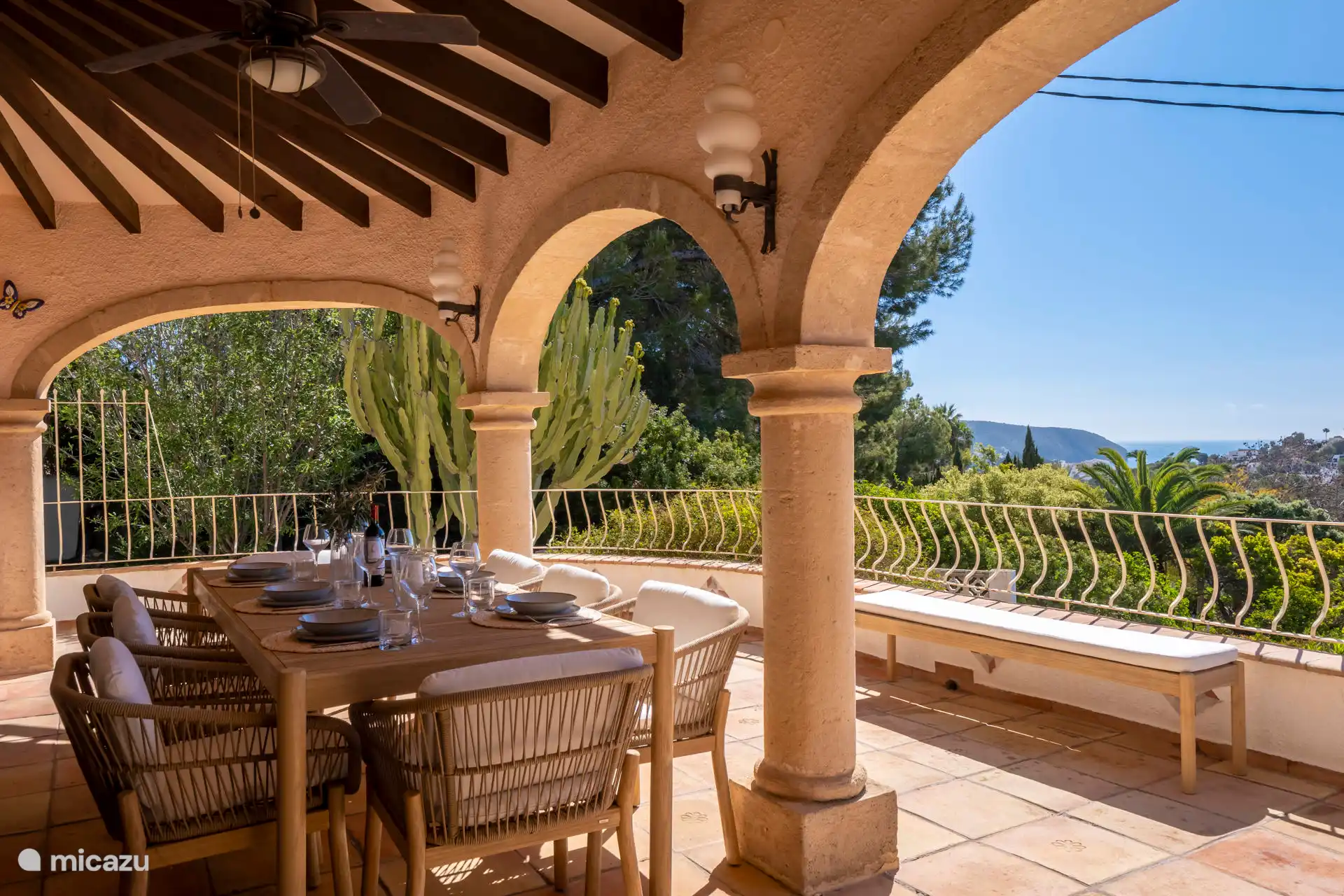 Ruhig gelegen in Moraira mit wunderschönem Blick auf das Mittelmeer.