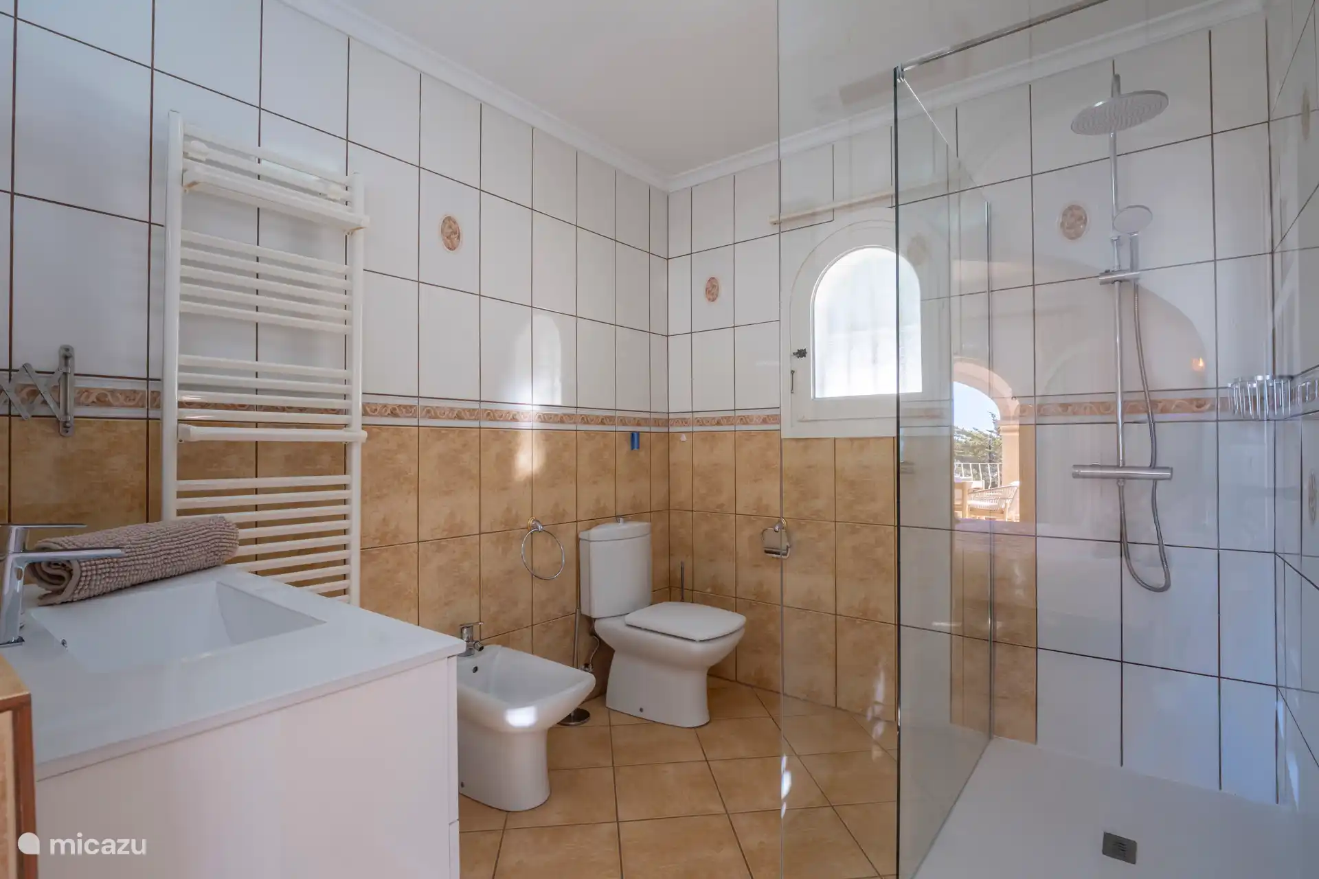 Ein geräumiges Badezimmer.