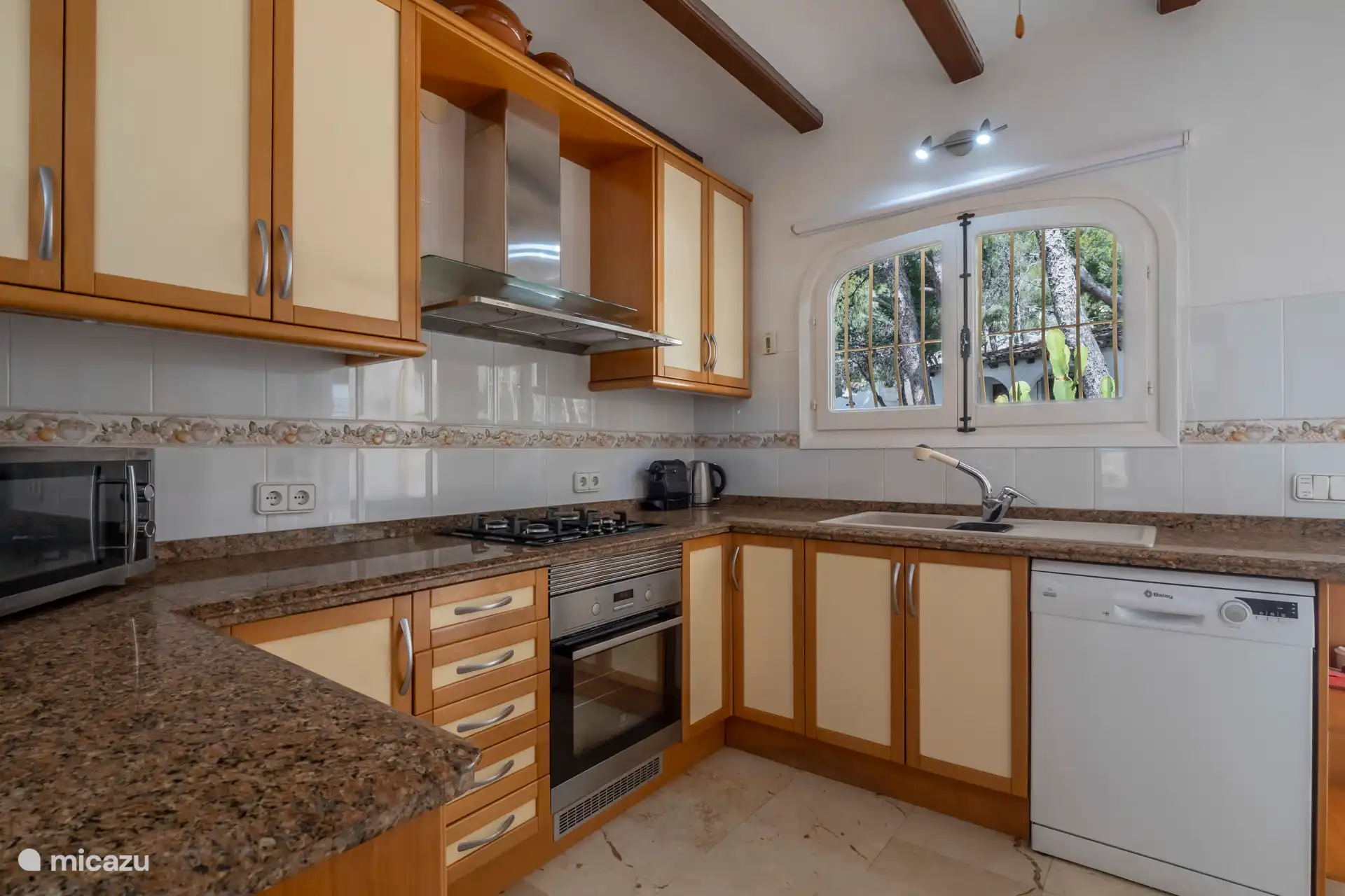 Die Küche ist mit allem ausgestattet.