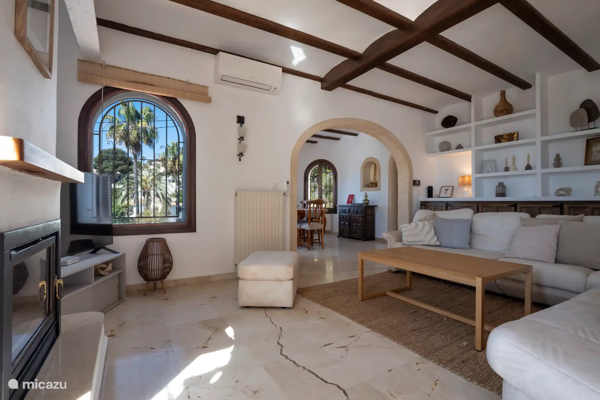 Ausgestattet mit einem Smart-TV und Kamin.