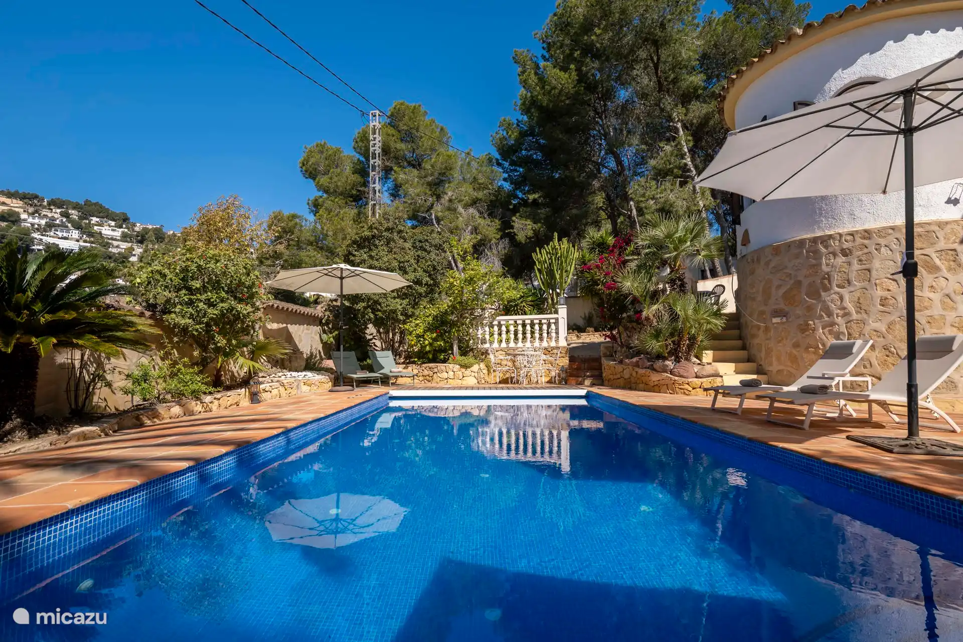 Rund um das Becken gibt es 8 Sonnenliege.