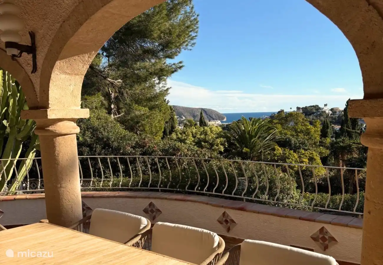 Un delicioso naja con una mesa para 8 personas para una cena deliciosa.