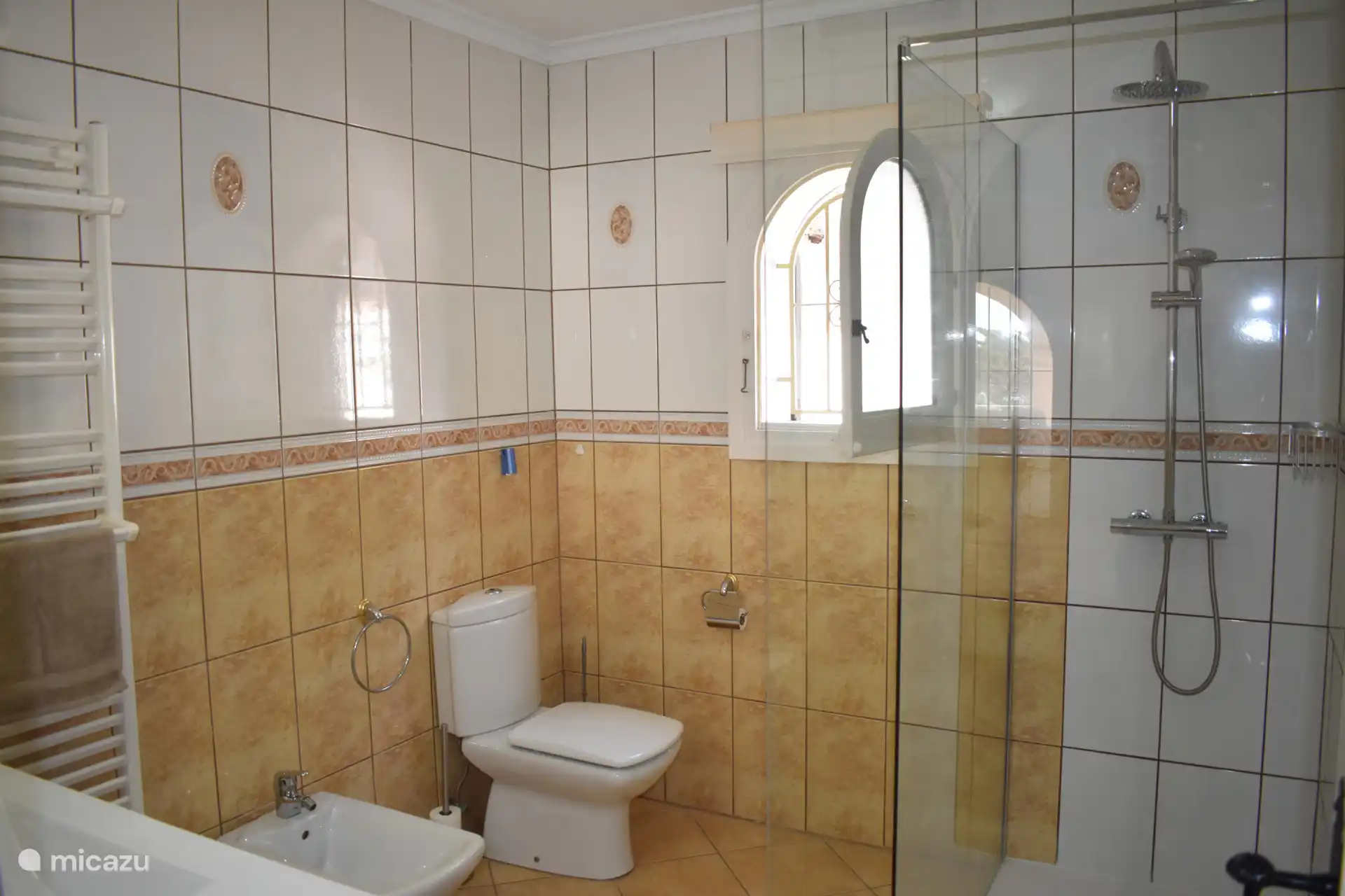 Dieses moderne Badezimmer gehört zum Hauptschlafzimmer und ist mit Dusche, WC, Waschbecken, Bidet und Haartrockner ausgestattet.