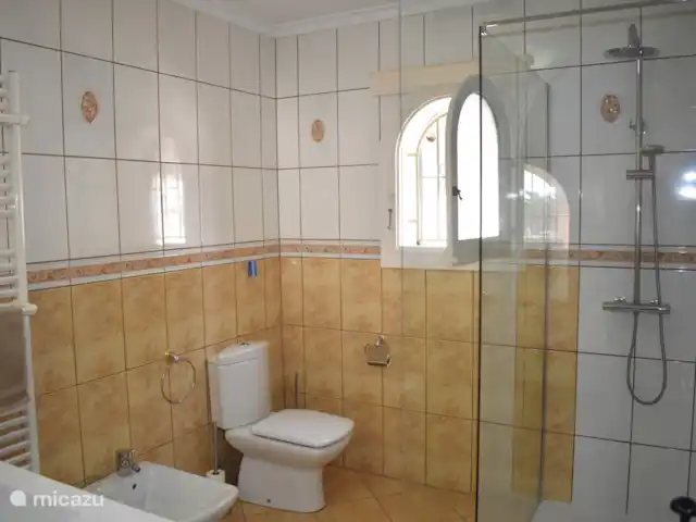 Villa Sin Prisa | Espagne, Costa Blanca, Benissa - villa Cette salle de bain moderne appartient à la chambre principale et est équipée d’une douche, de toilettes, d’un lavabo, d’un bidet et d’un sèche-cheveux.